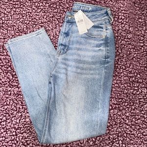 Light wash size 0 short American Eagle mom straight jean